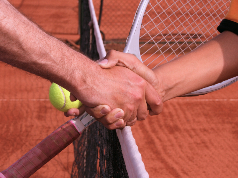 Due tennisti si stringono la mano a fine partita