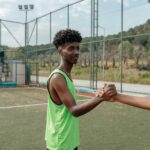 Due atleti che si stringono la mano, Psicologo dello Sport a Torino