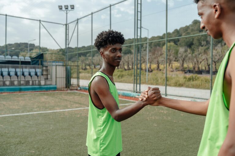 Due atleti che si stringono la mano, Psicologo dello Sport a Torino